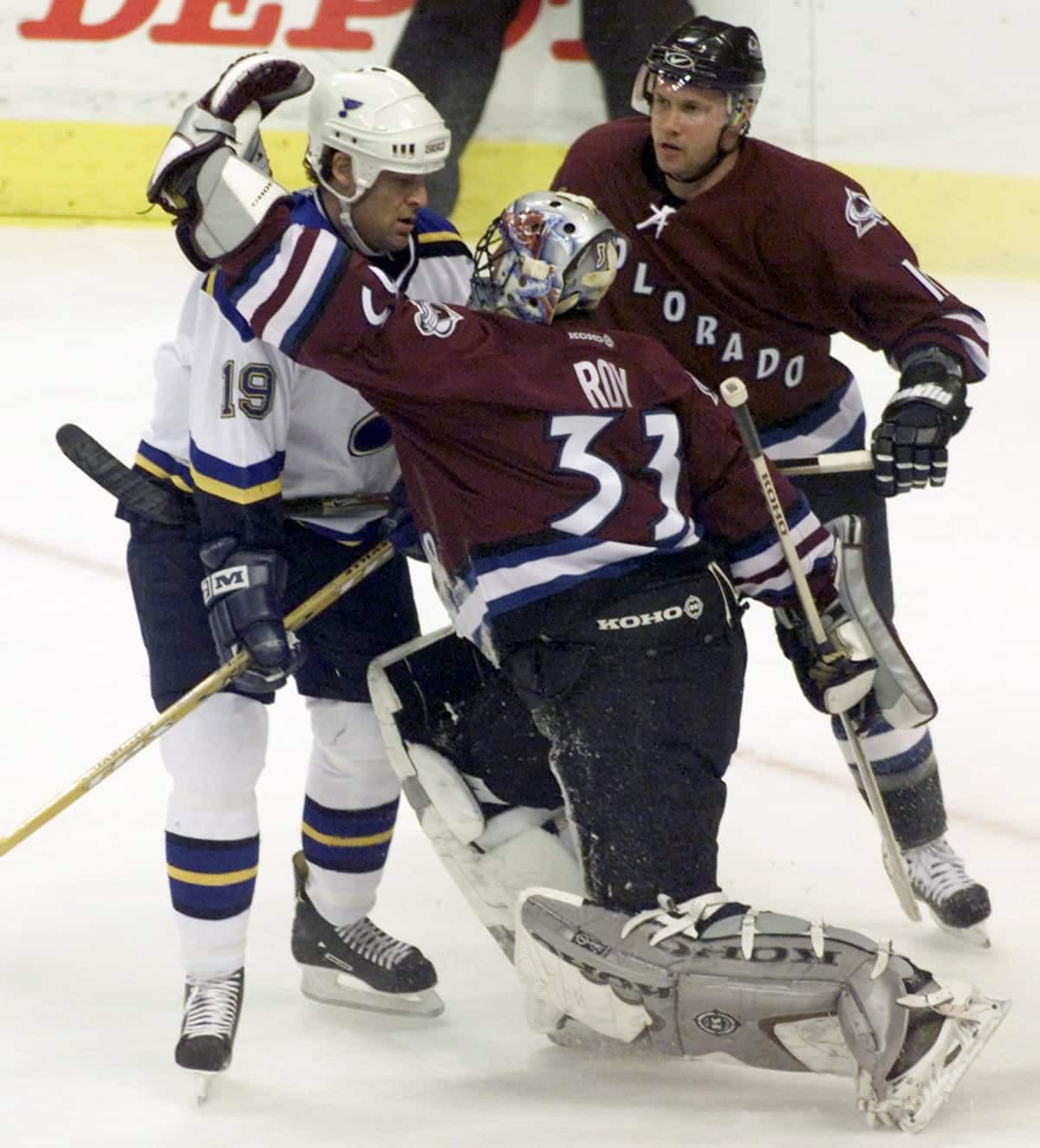 Le défenseur de l'Avalanche du Colorado Pascal Trépanier (à droite) assiste à un arrêt de Patrick Roy aux dépens de Scott Mellanby, des Blues de St. Louis, en 2002.