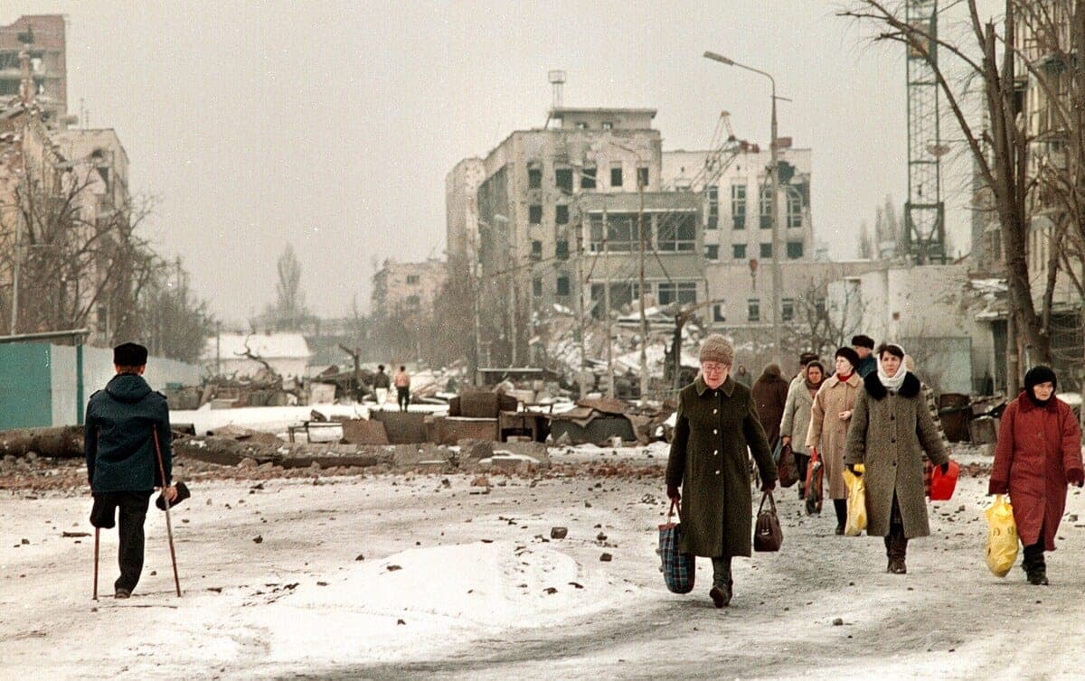 Cette photo prise en 1996 montre les ruines des bâtiments détruits en 1996 durant des affrontements à Grozny, capitale de la Tchétchénie.