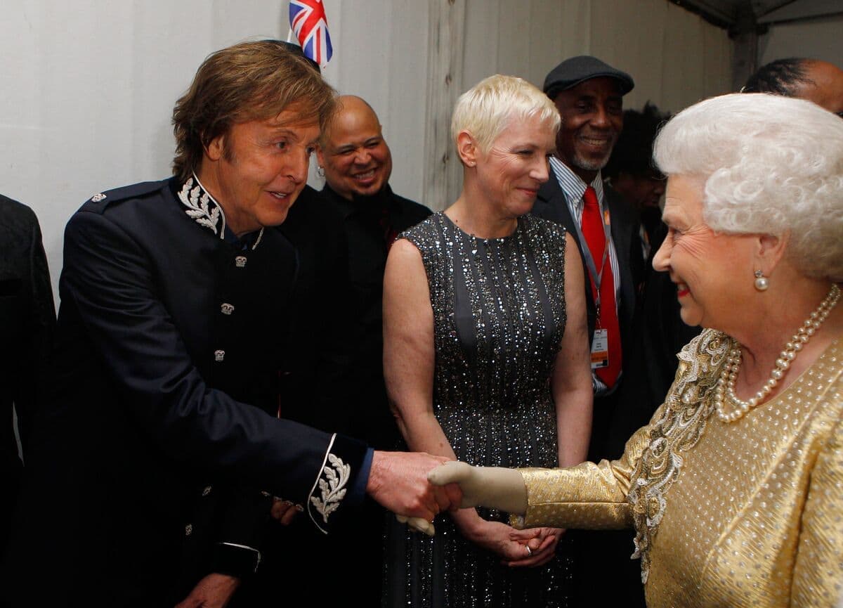 Paul McCartney et la reine Elizabeth II, en 2012.