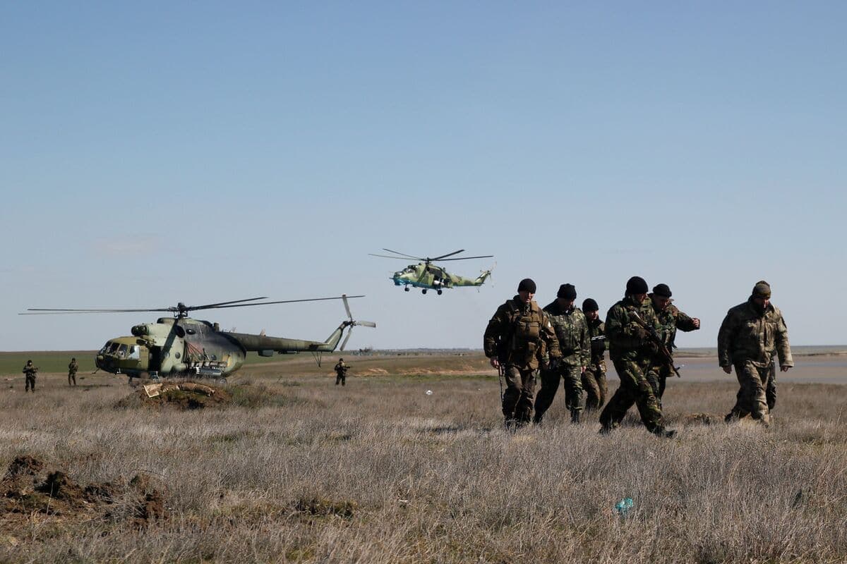 Des soldats ukrainiens dans un village près de la ville de Kherson