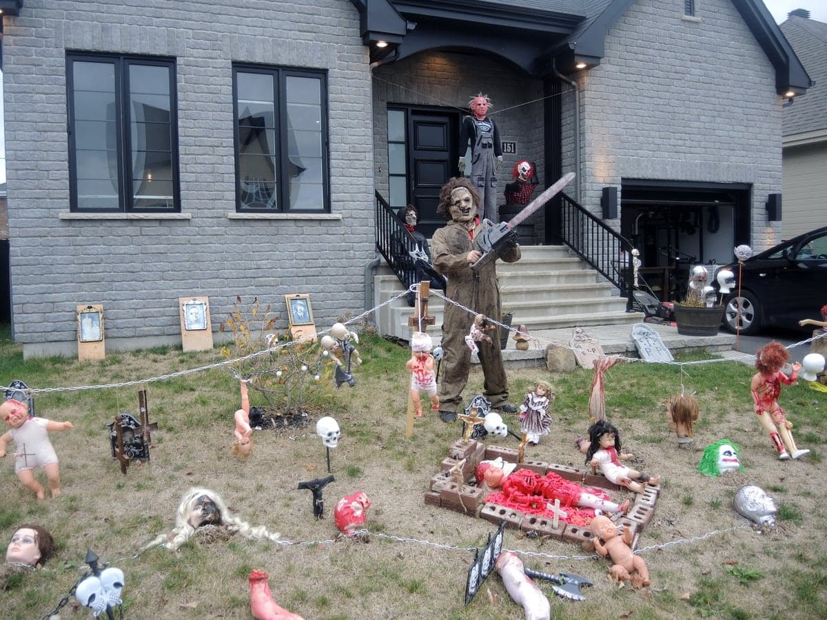 La maison de Mathieu Cass décorée de poupées sanguinolentes avec des yeux en moins ou un marteau dans la tête a scandalisé un voisinage de Saint-Jean-sur-Richelieu, tandis que le propriétaire affirme être un simple amateur de films d’horreur. 31 octobre 2014 PHOTO MARIE-EVE DUMONT/ LE JOURNAL DE MONTREAL / AGENCE QMI