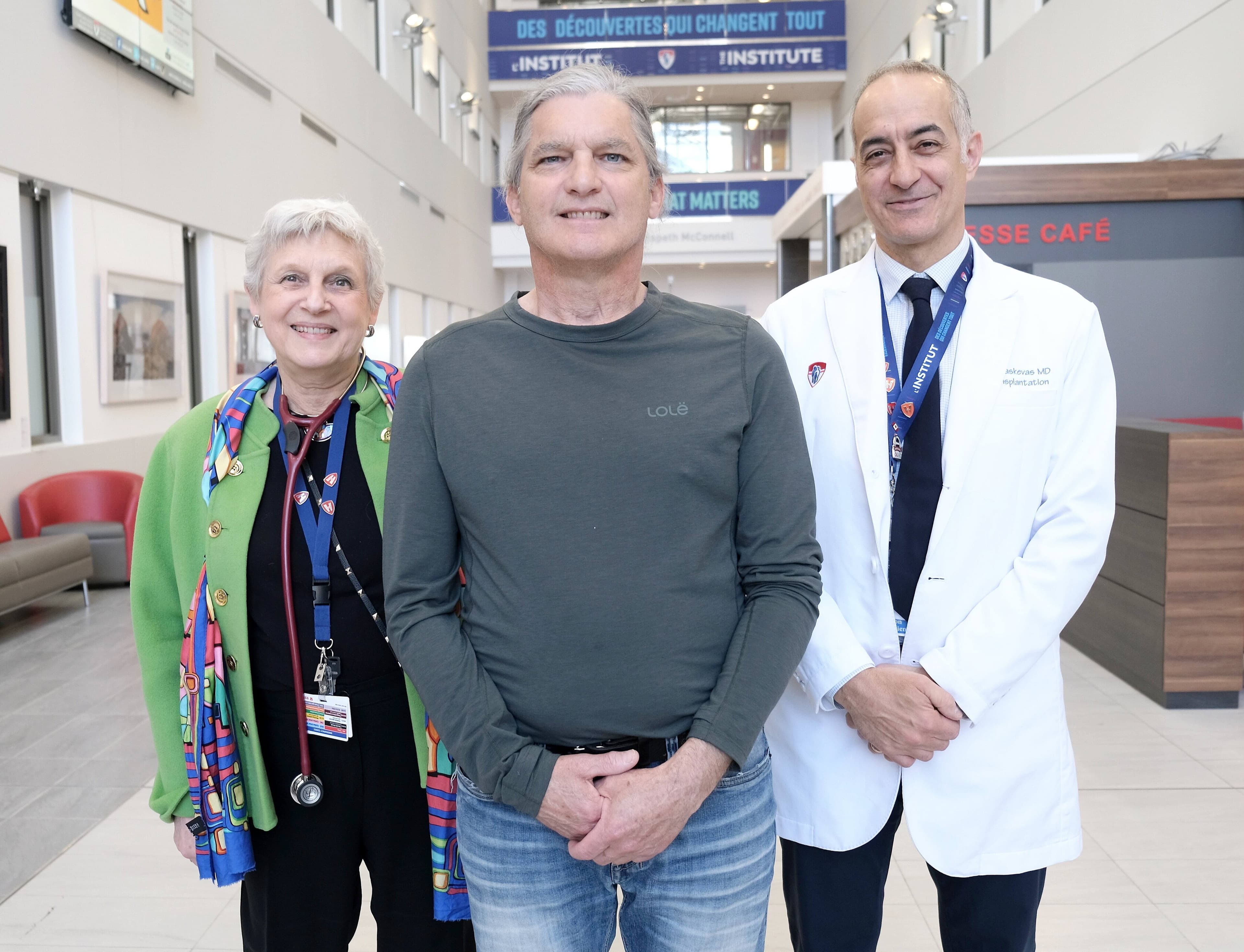 Le patient Bruno Houde, entouré des médecins Sara Meltzer (à gauche) et Steven Paraskevas (à droite) de l’Institut de recherche du Centre universitaire de santé McGill et professeur de chirurgie à McGill.
Il a participé à un essai clinique lui permettant recevoir une greffe de cellules produites en laboratoire, afin de combattre son diabète de type 1.