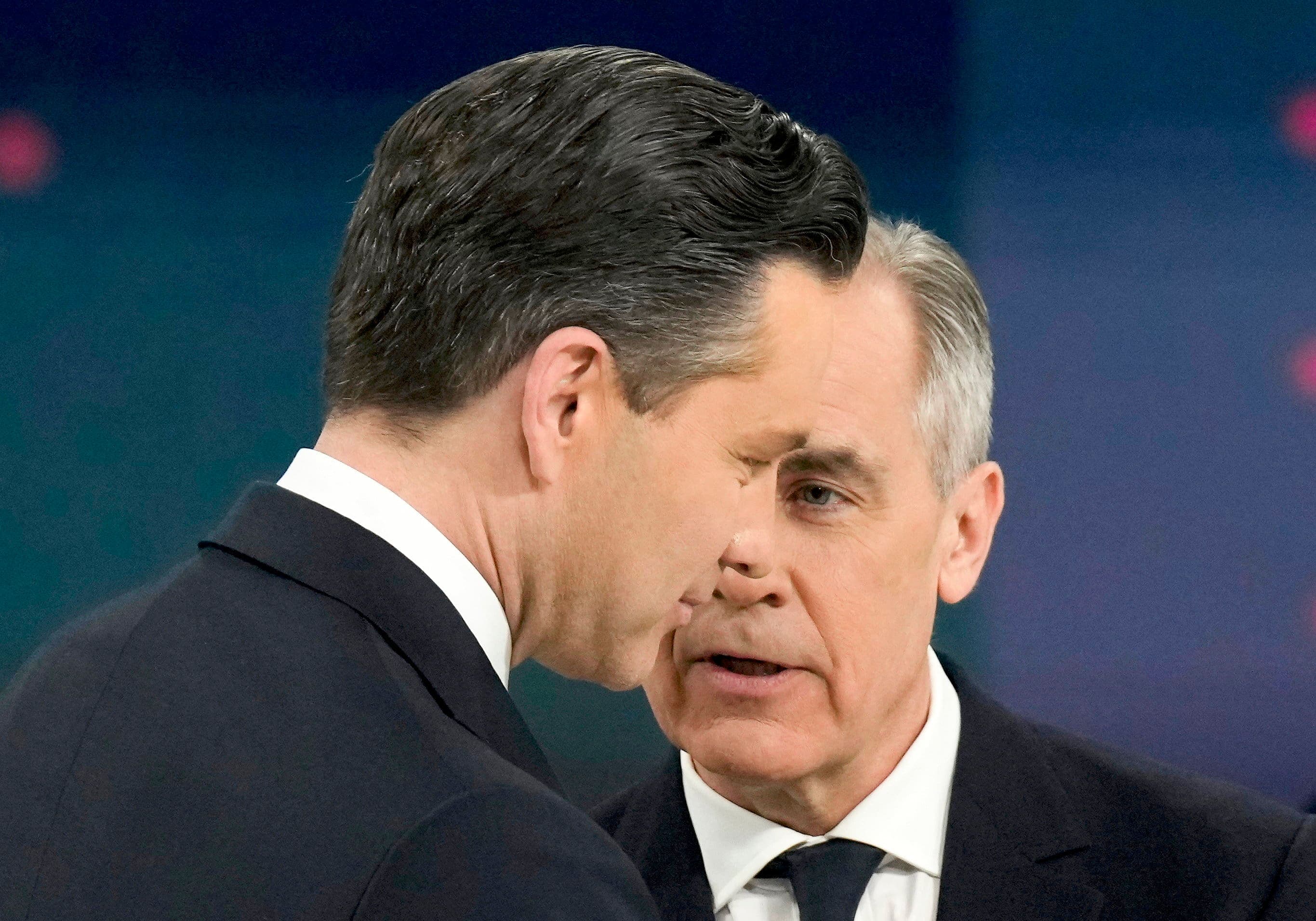 Les chefs Mark Carney (PLC) et Pierre Poilievre (PCC) lors du débat en anglais, le jeudi 17 avril 2025.