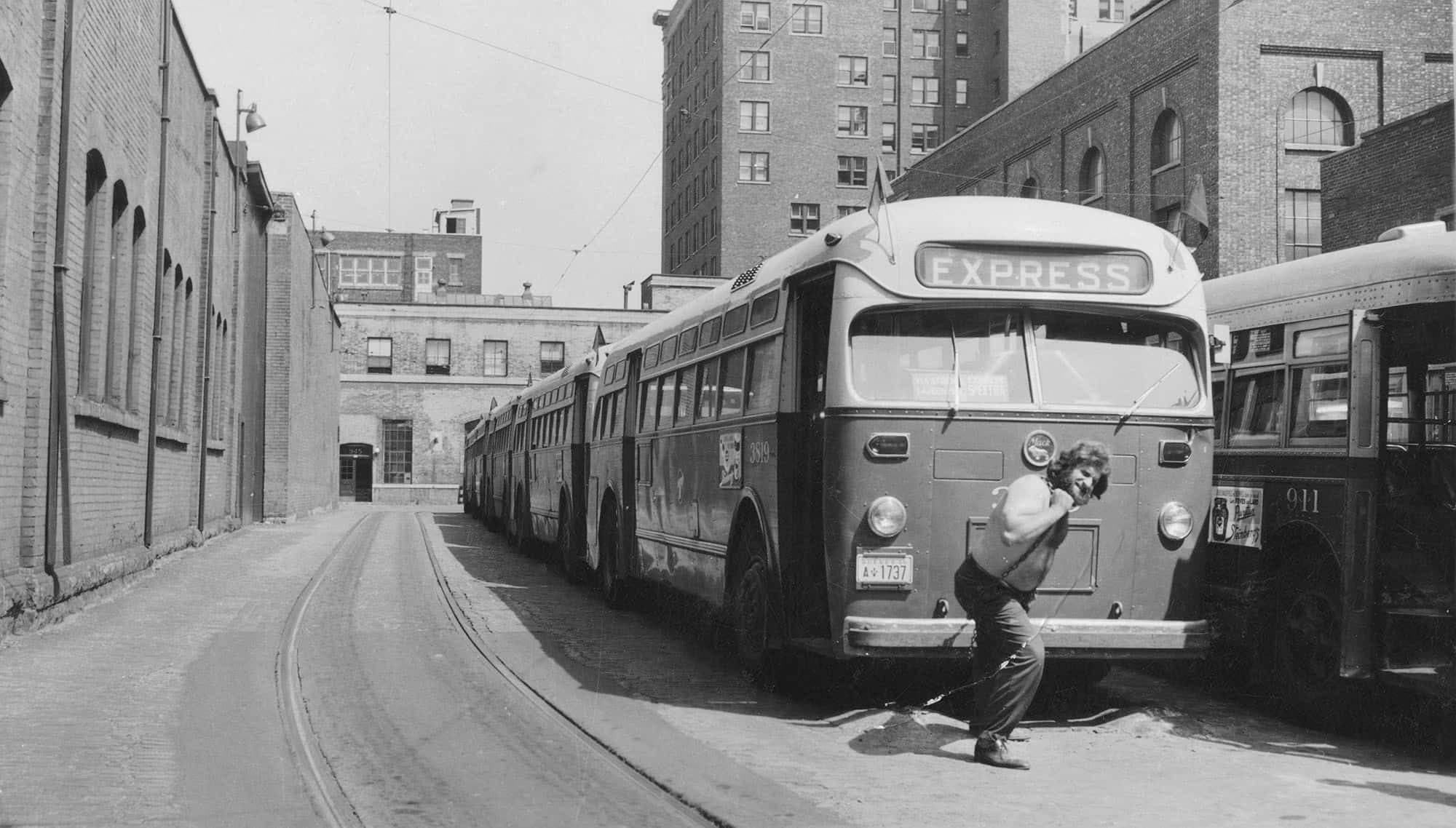 Dans la jeune vingtaine, Antonio Barichievich
arrive à Montréal en 1946. Il mesure 1,93 m (6’4)
et pèse dans les environs de 90 kg (200 livres).
Dans les décennies suivantes, il atteint
les 225 kg (495 livres).