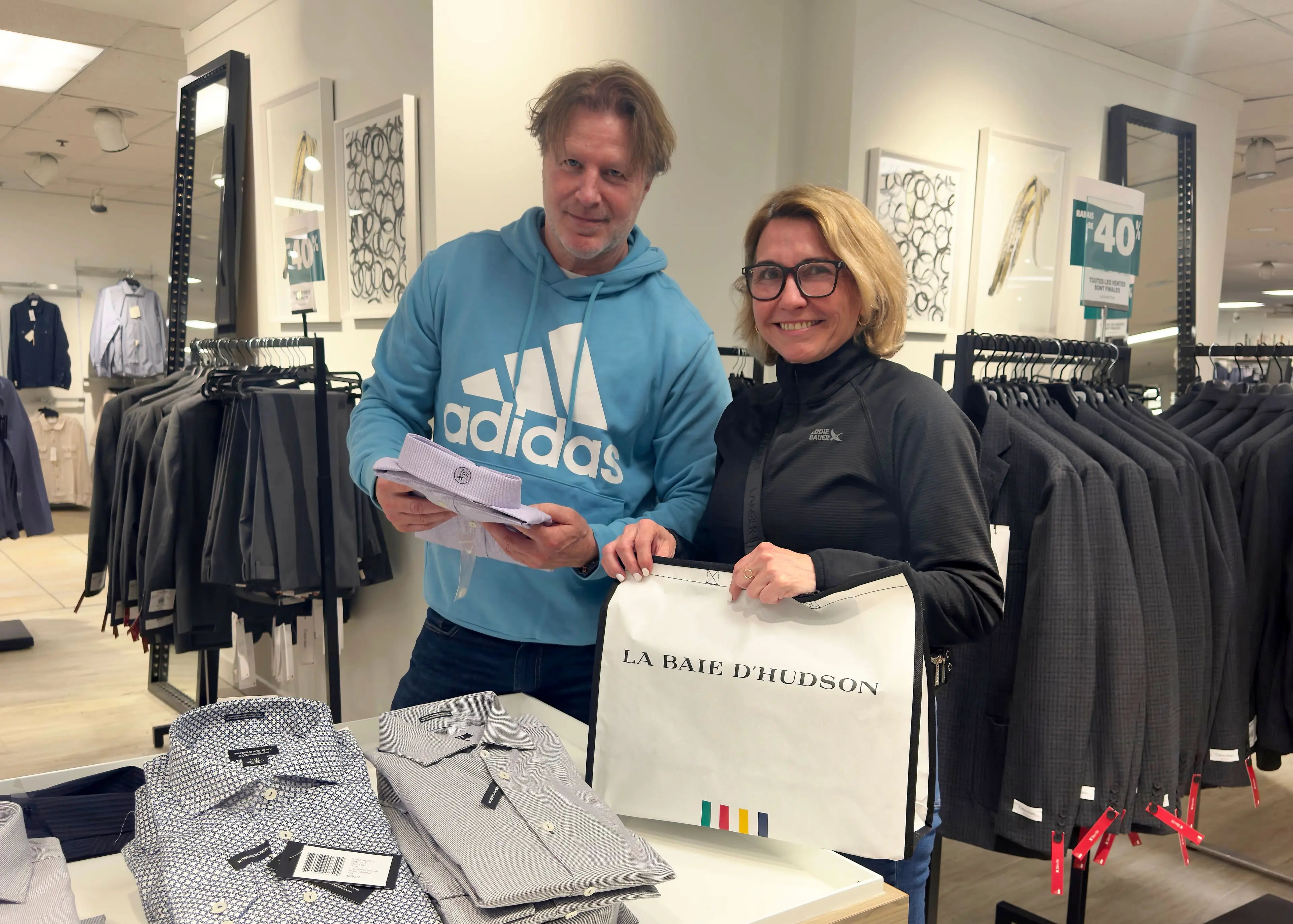 Éric Limoges et Karina St-Germain ont quitté Saint-Bruno en Montérégie vendredi matin, pour chasser les aubaines au magasin La Baie du centre-ville.