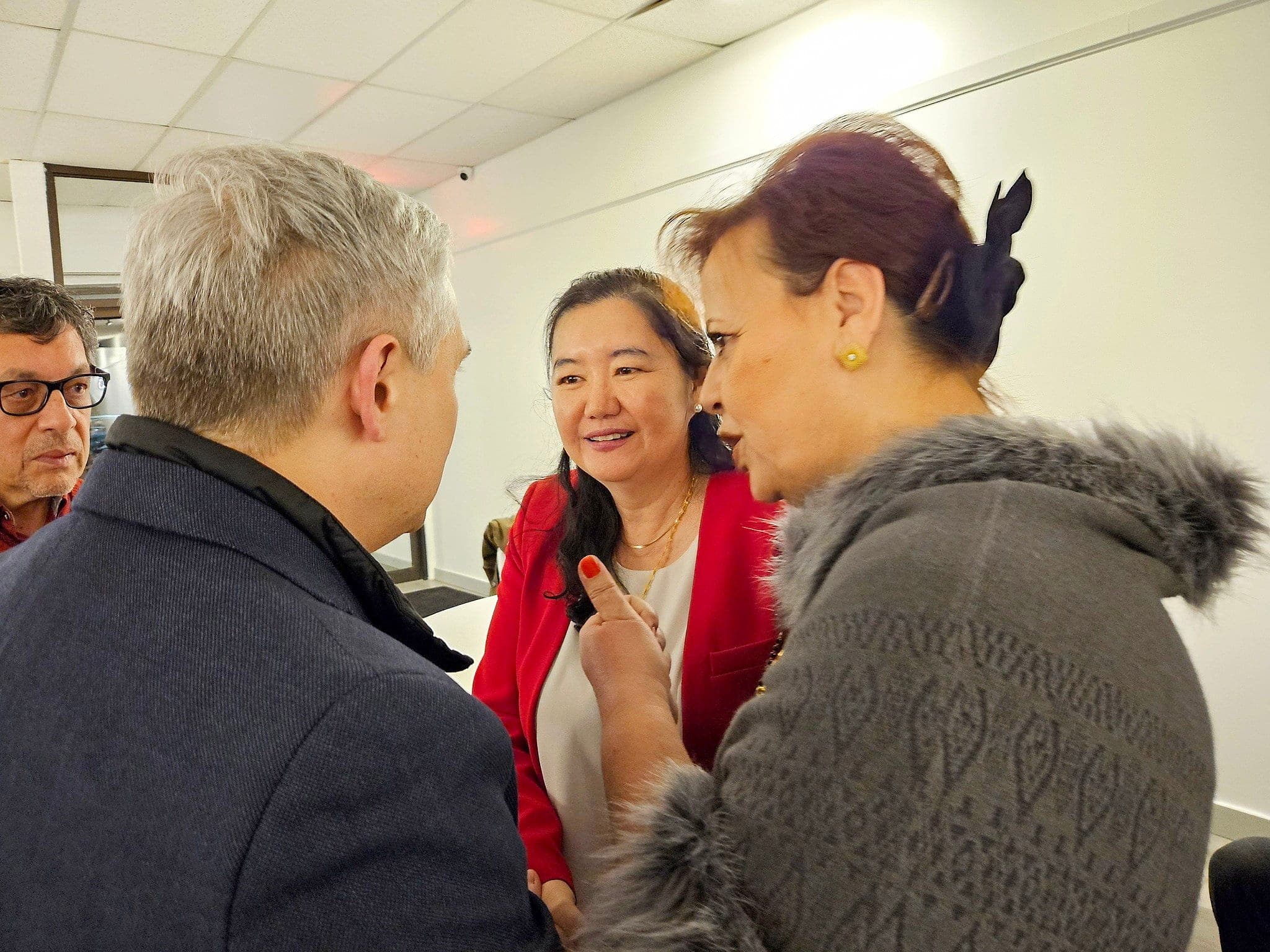 Le ministre de l’Innovation, des Sciences et de l’Industrie François-Philippe Champagne a rencontré la conseillère municipale et directrice des présumés « postes de police » chinois selon la GRC Xixi Li (au centre) lors d’une soirée partisane le 20 février 2024. La soirée était organisée par la députée Alexandra Mendès (à droite).