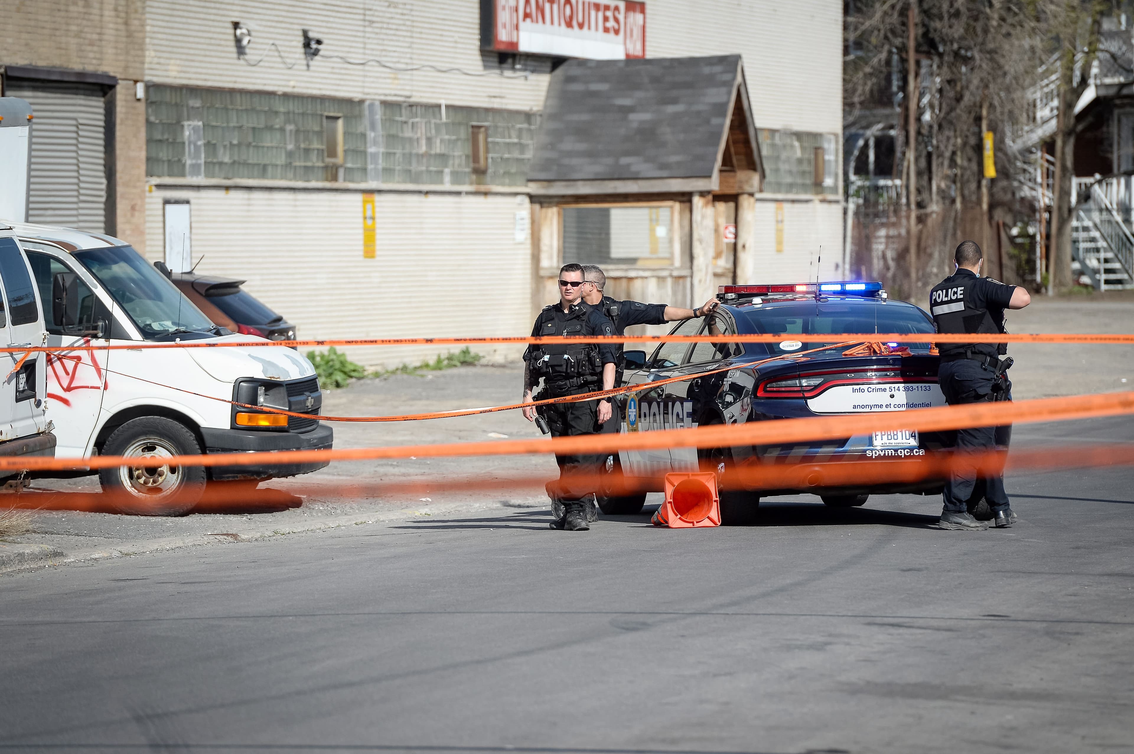 Les policiers étaient aux aguets après le meurtre.
