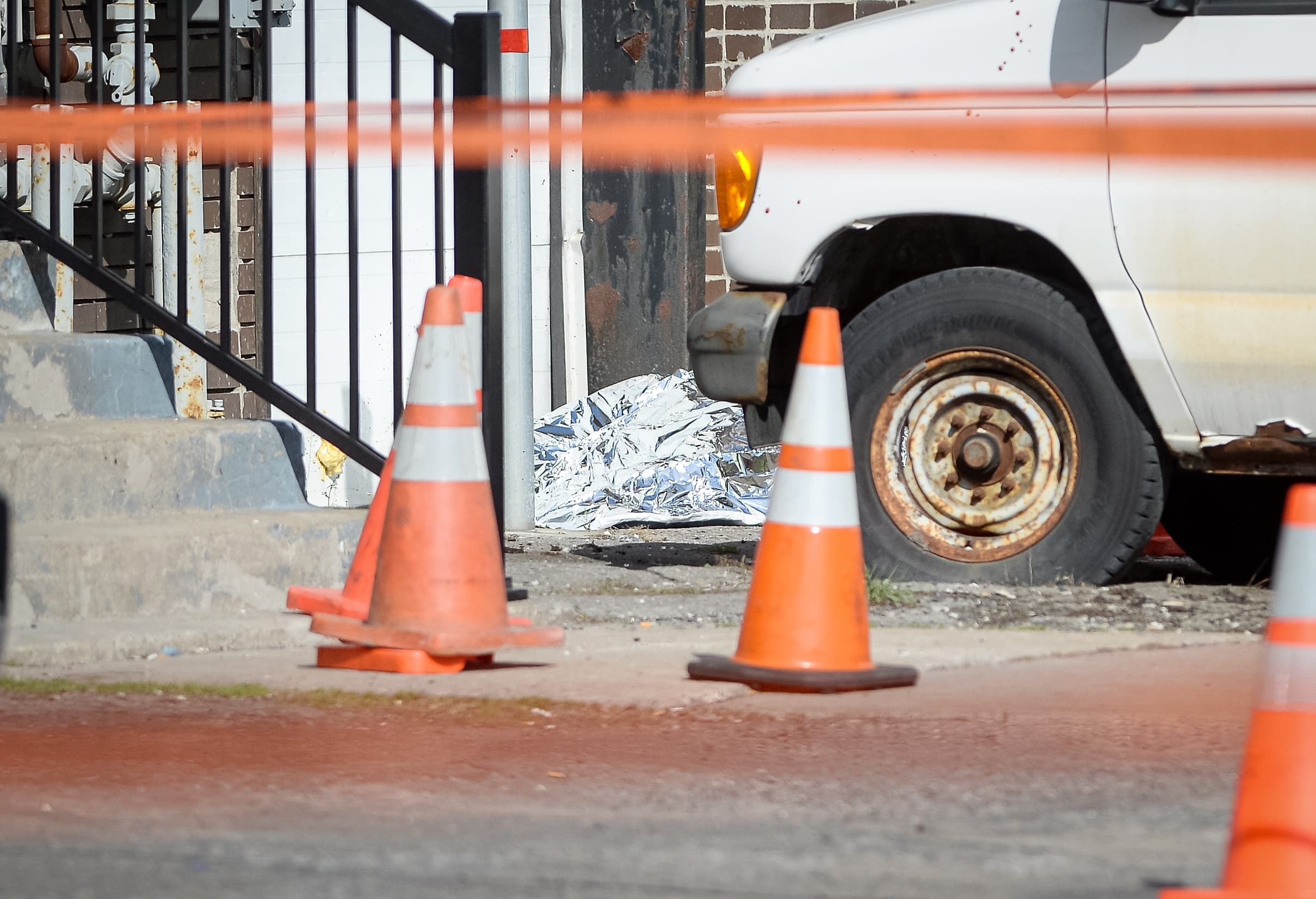 Le corps de Sébastien Giroux a été recouvert avant d’être transporté.