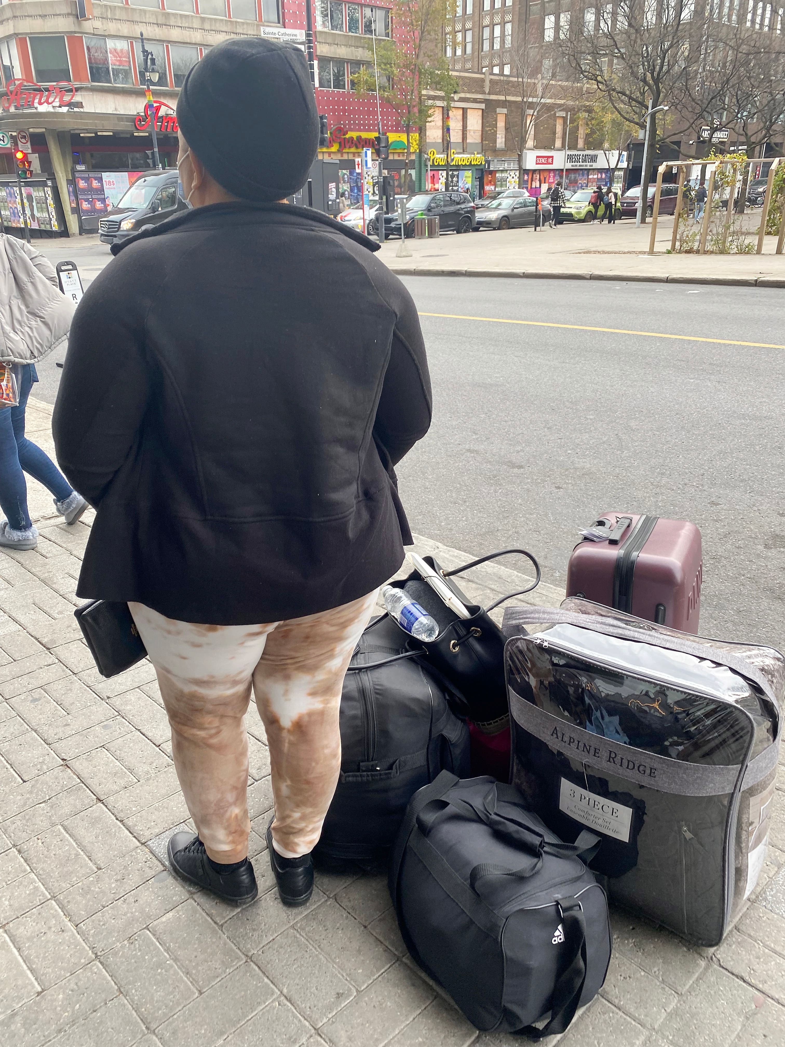 Accompagnée de ses seules possessions, Lourdette se préparait à quitter l’hôtel pour emménager dans un appartement.