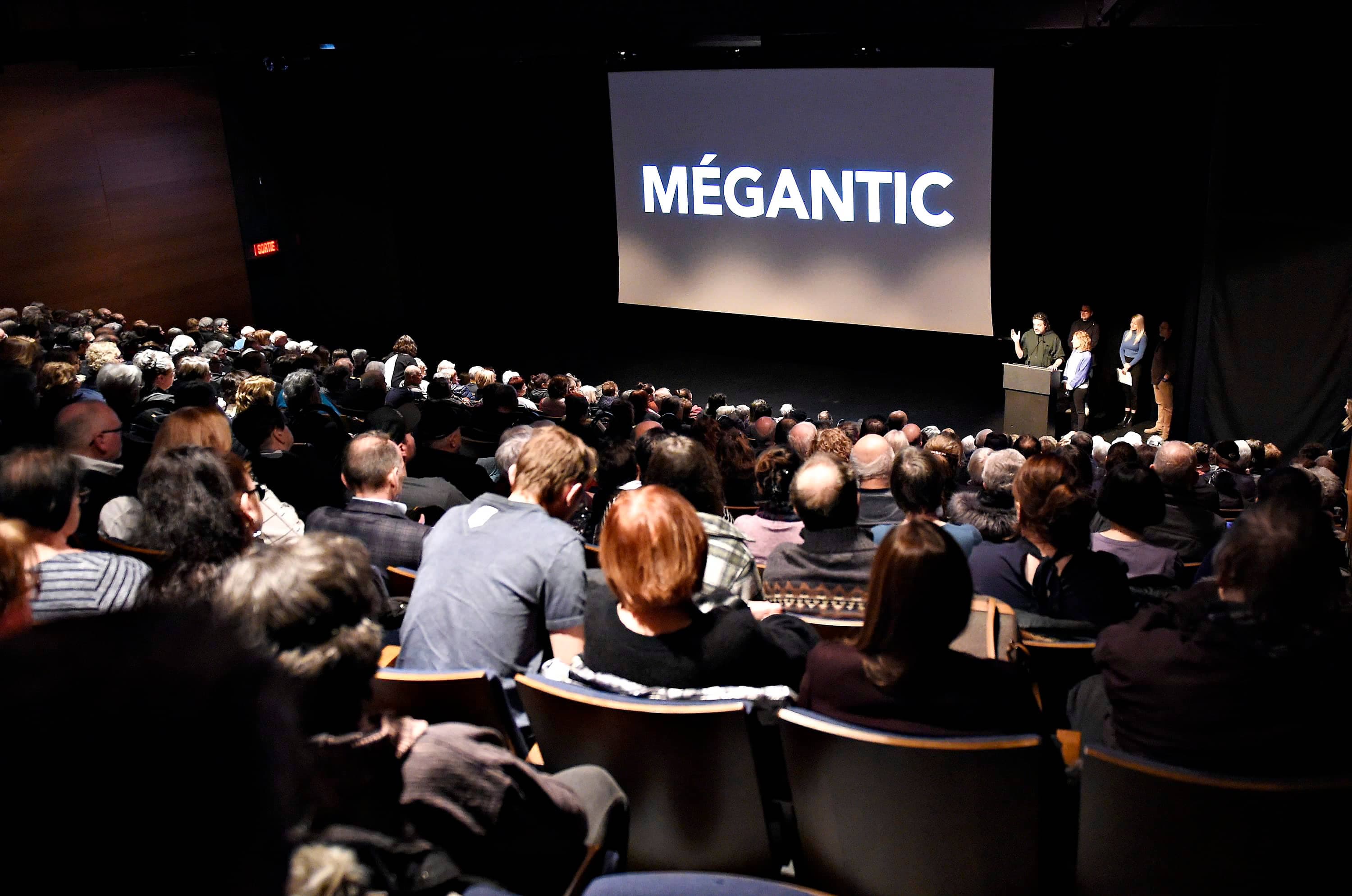 Plus de 400 personnes ont assisté à la première représentation, en fin d’après-midi, à la polyvalente de Lac-Mégantic. C’était aussi salle comble en soirée.