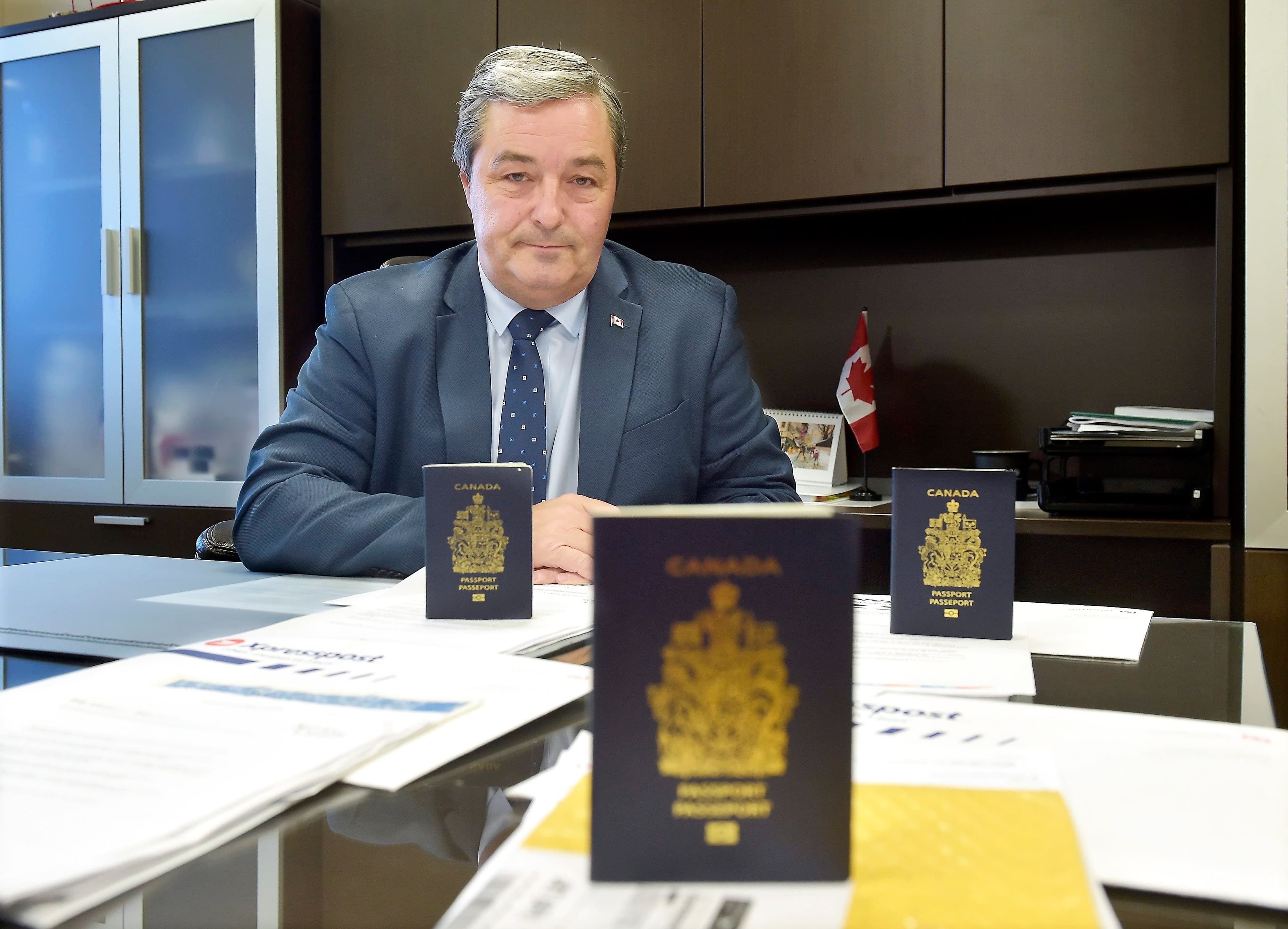 Le député conservateur Joël Godin a récupéré les documents envoyés par erreur à un citoyen de sa circonscription et va les remettre en personne. Il juge inconcevable que ce type d’erreur puisse se produire avec des documents aussi critiques.