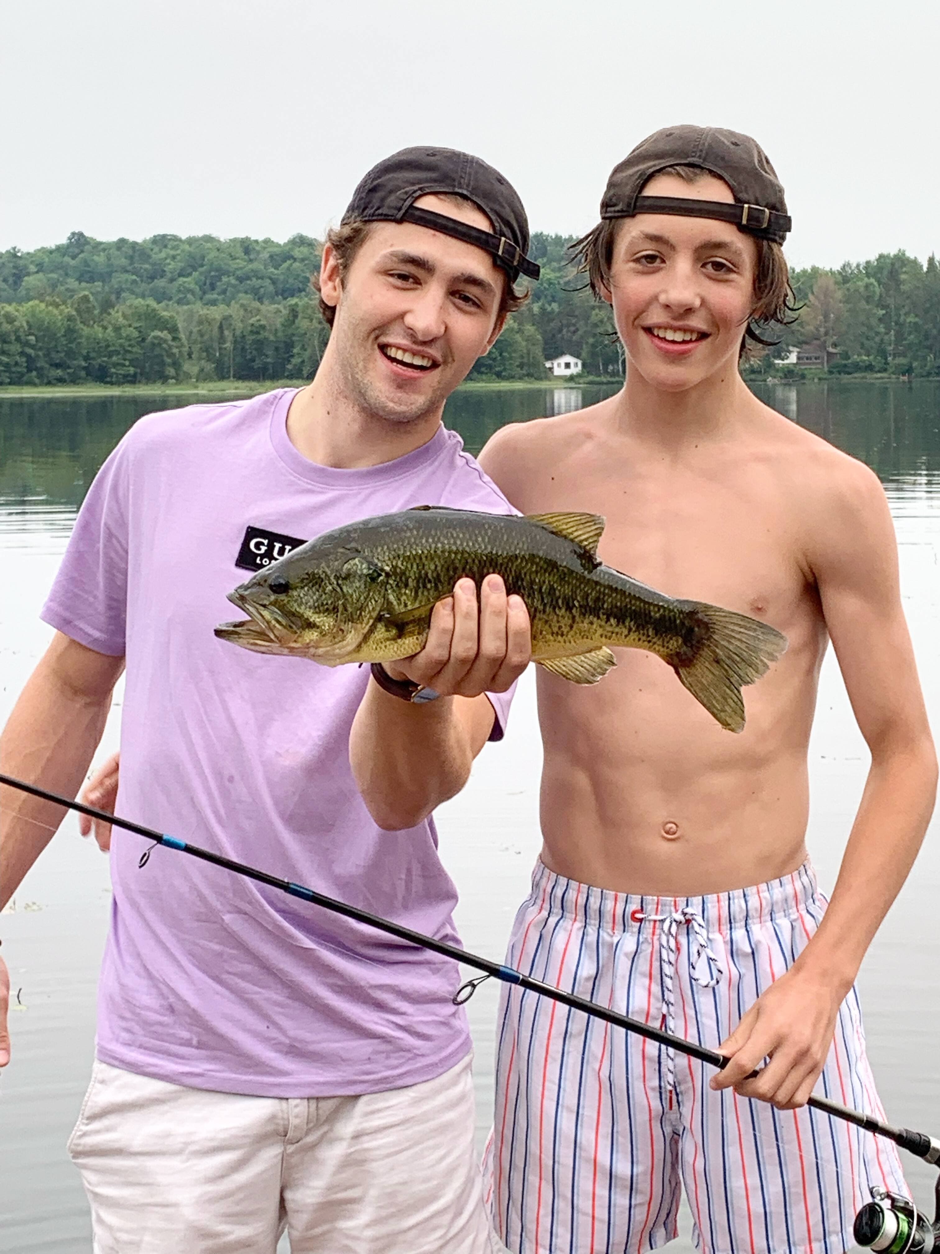 Caleb Desnoyers adore pêcher le brochet, la perchaude et le doré. On le voit ici avec son frère Elliot (à gauche) au chalet de son grand-père à Mont-Laurier.