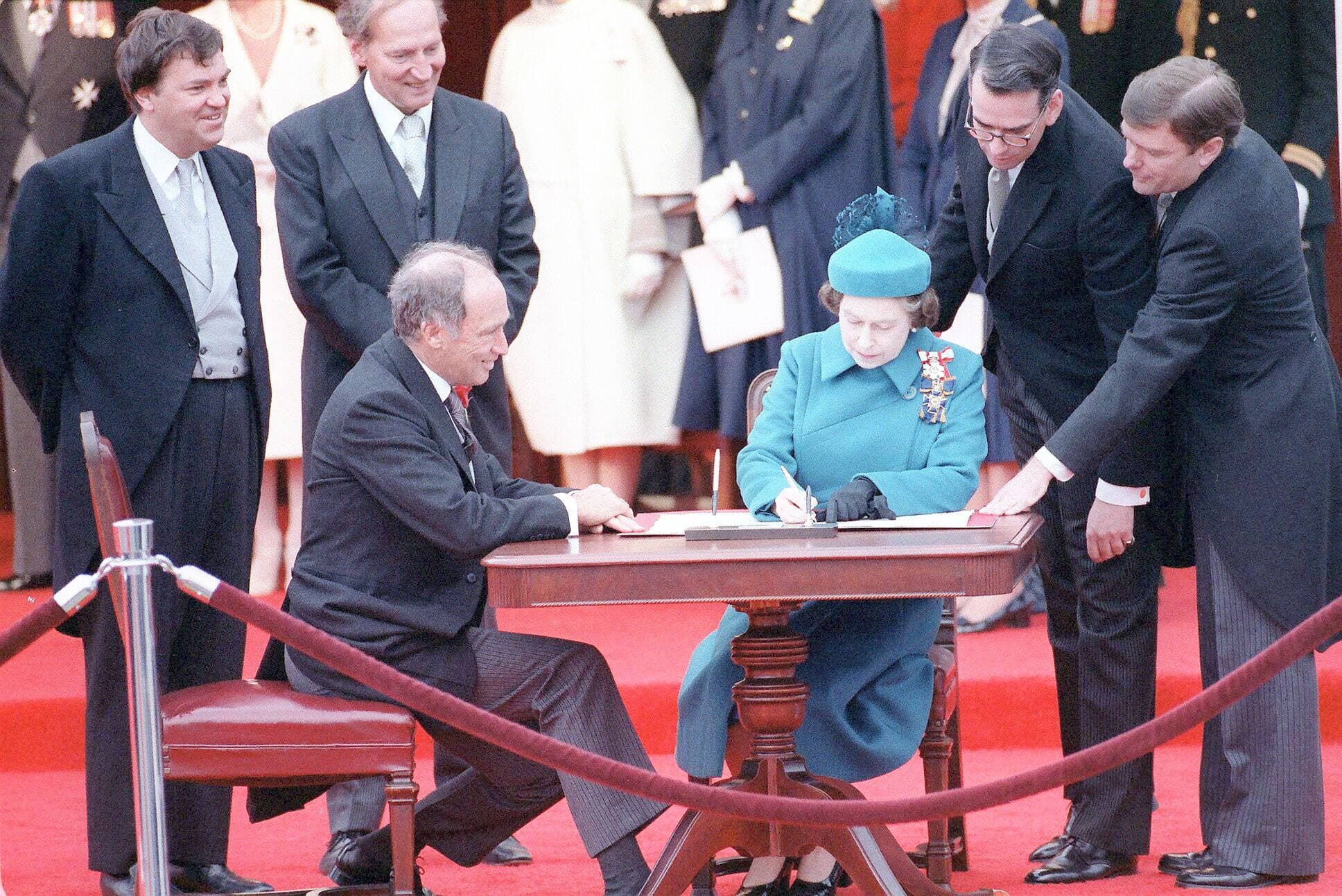 Près de 32 000 personnes étaient réunies à Ottawa lorsque la reine Elizabeth II a signé la proclamation royale de la Constitution, en avril 1982, aux côtés du premier ministre Pierre Elliot Trudeau.