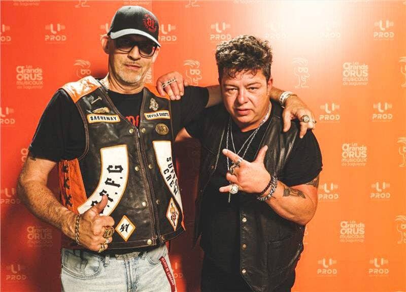 Ce cliché d'Éric Lapointe et du criminel Stéphane Gagnon a été diffusé sur la page Facebook des Grands Crus Musicaux de Saguenay, le 15 juillet 2023, avant d'être retiré.