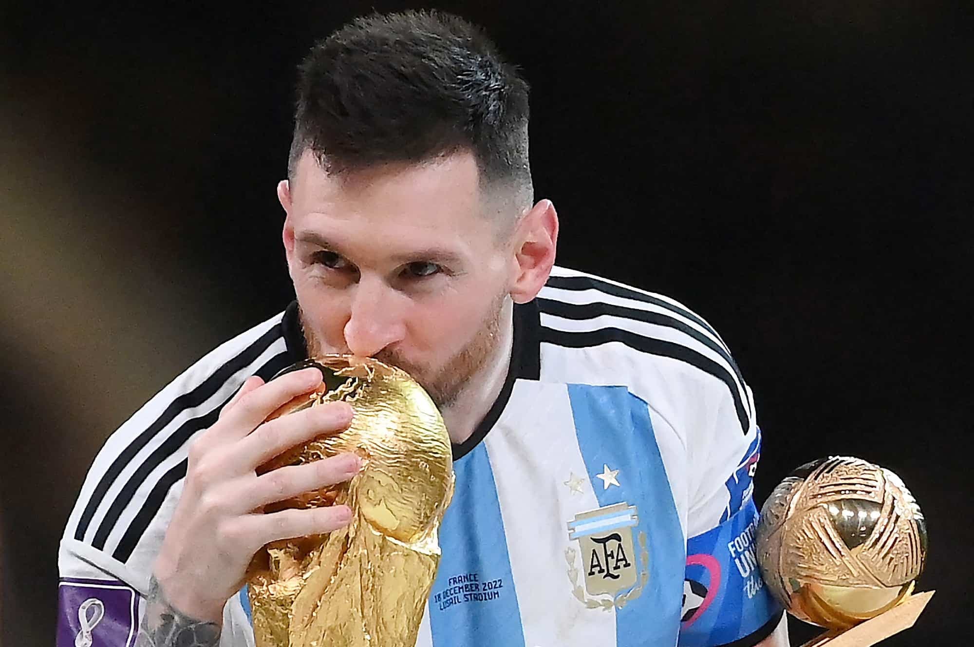 Lionel Messi n’a pas manqué d’embrasser le trophée des champions de la Coupe du monde.