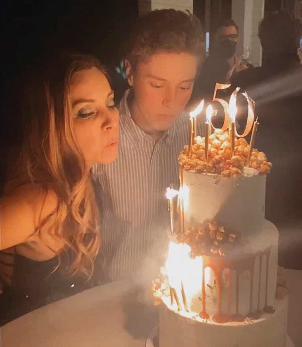 Anick a célébré son 50e anniversaire avec son fils, Simon, aujourd’hui âgé de 15 ans.