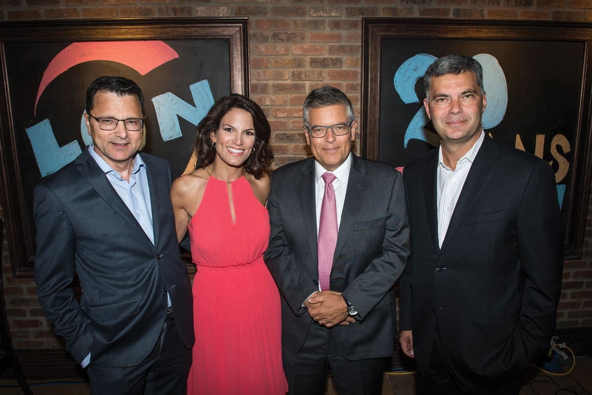 En 2017, Julie entourée de ses collègues de LCN, Denis Lévesque, Paul Larocque et Mario Dumont.