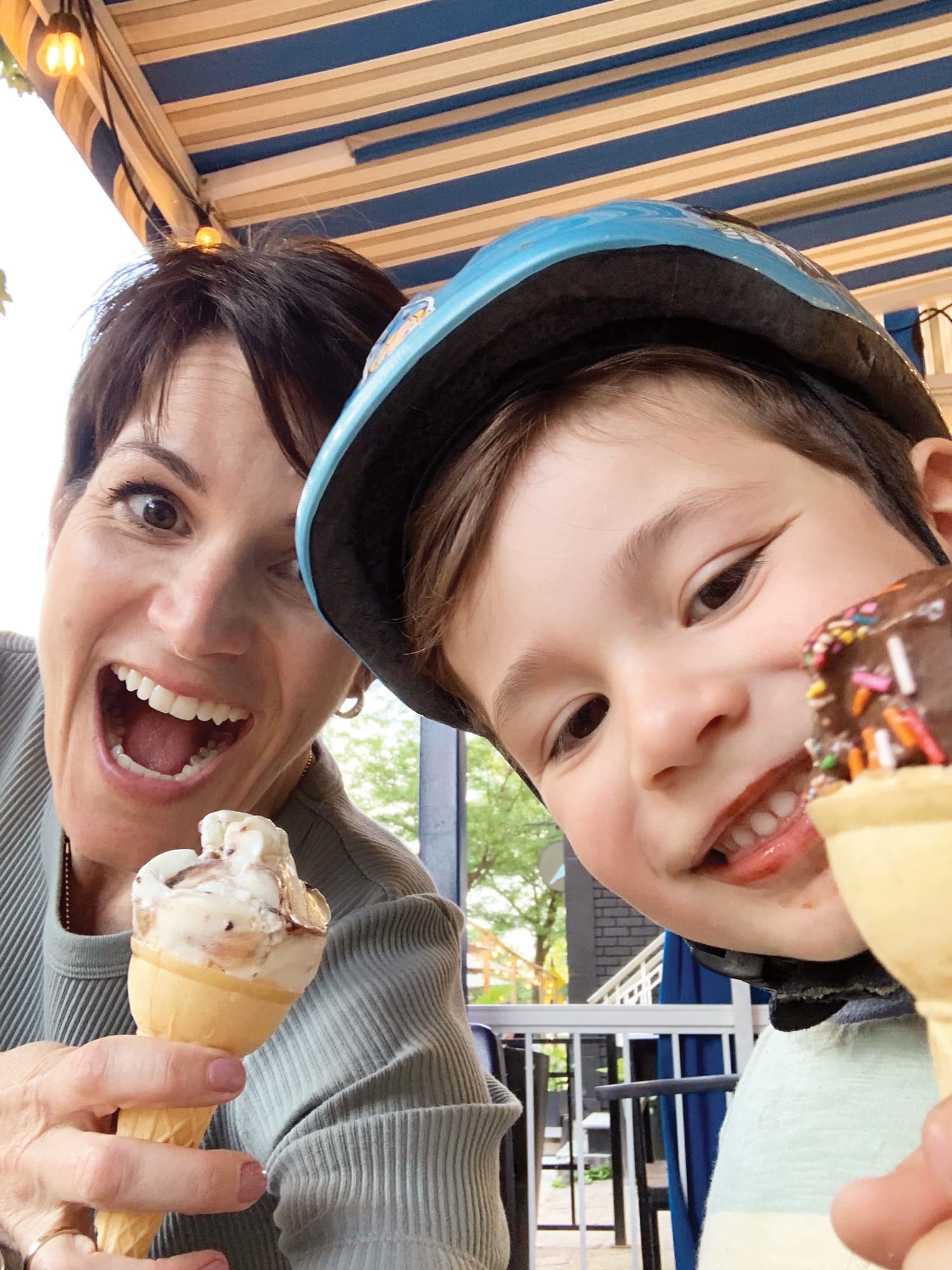 Un savoureux moment estival mère-fils!