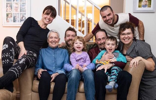 Andréanne Masson (à l'extrême gauche) lors d'un bon moment passé en famille avec son père.