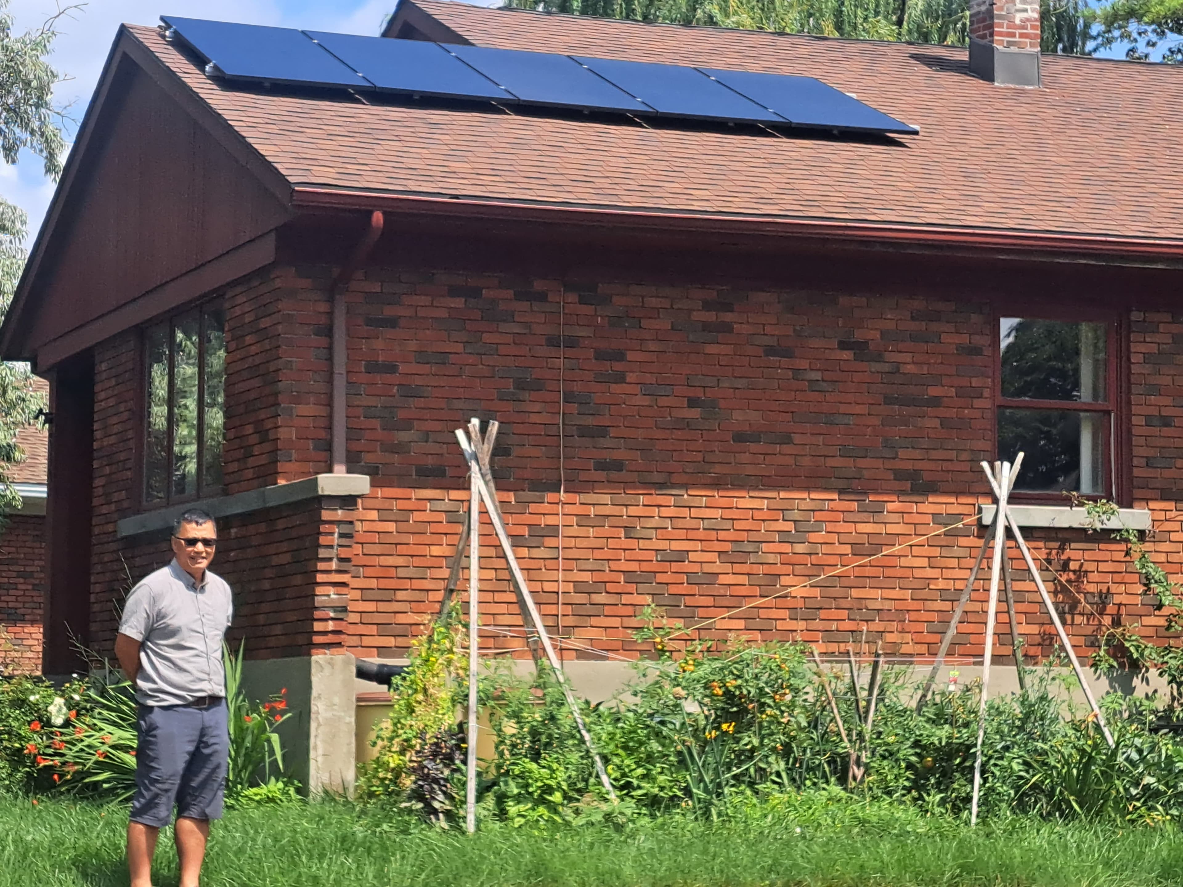 Trung Nguyen montre ses cinq panneaux solaires de 2 m sur 1 m situés sur le toit en pente de sa maison dans l’arrondissement de Saint-Laurent.
