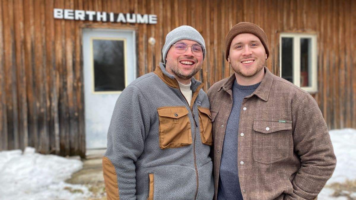 Alex, le premier concurrent gai de la téléréalité «L'amour est dans la pré», aux côtés de son conjoint David, rencontré dans le cadre de l'émission. Les deux se raconteront à «La famille dans le pré», à compter du jeudi 13 octobre 2022, à 19 h 30, à Canal Vie.