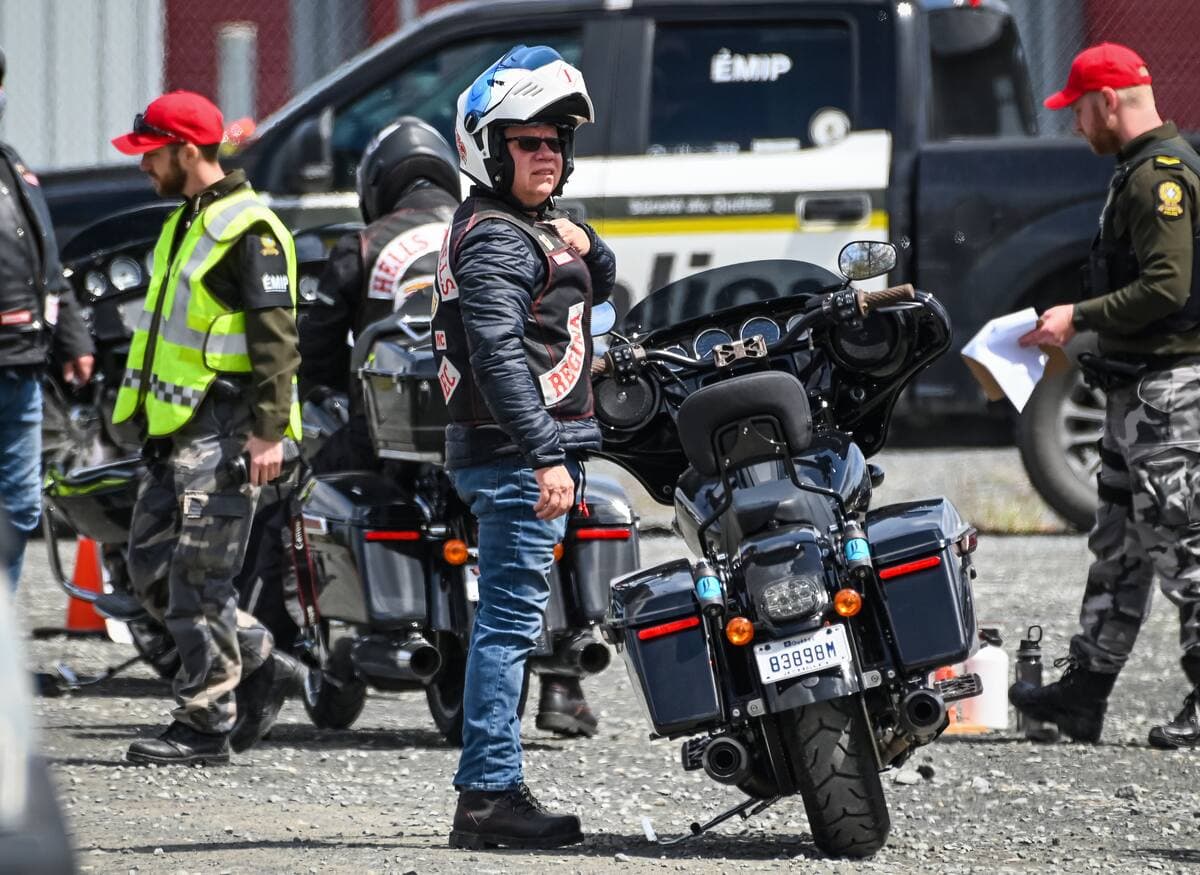 Des dizaines de membres des Hells Angels et de leurs clubs supporteurs participent à la traditionnelle First Run, la première sortie à moto de l’année de l’organisation criminelle, le vendredi 3 mai 2024, à Saint-Denis-de-Brompton, en Estrie. Sur la photo, on aperçoit Robert Lecompte, membre du chapitre South.
MAXIME DELAND/AGENCE QMI