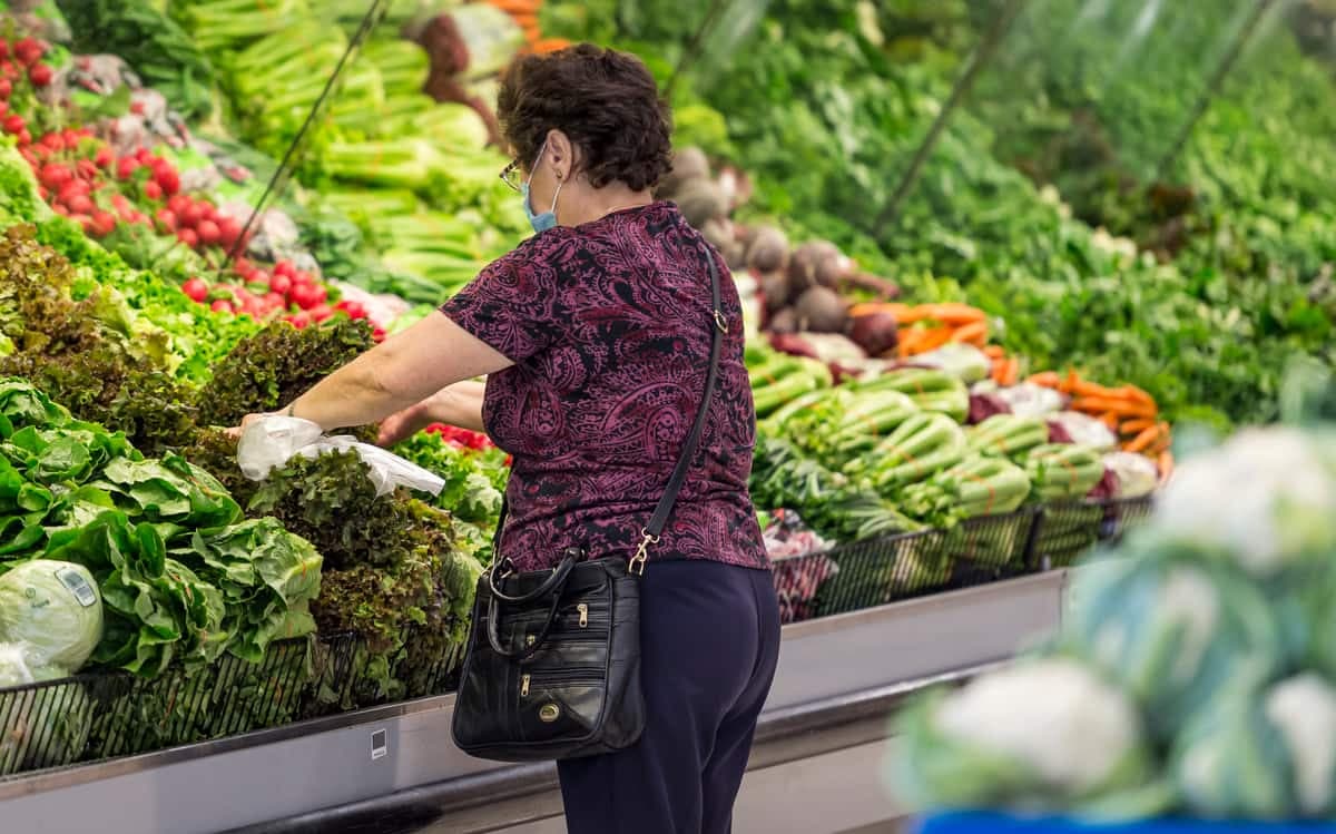 Les Québécois pourraient notamment voir une différence de 5% en quelques jours sur le prix des produits frais et des produits surgelés, en raison de la guerre tarifaire.